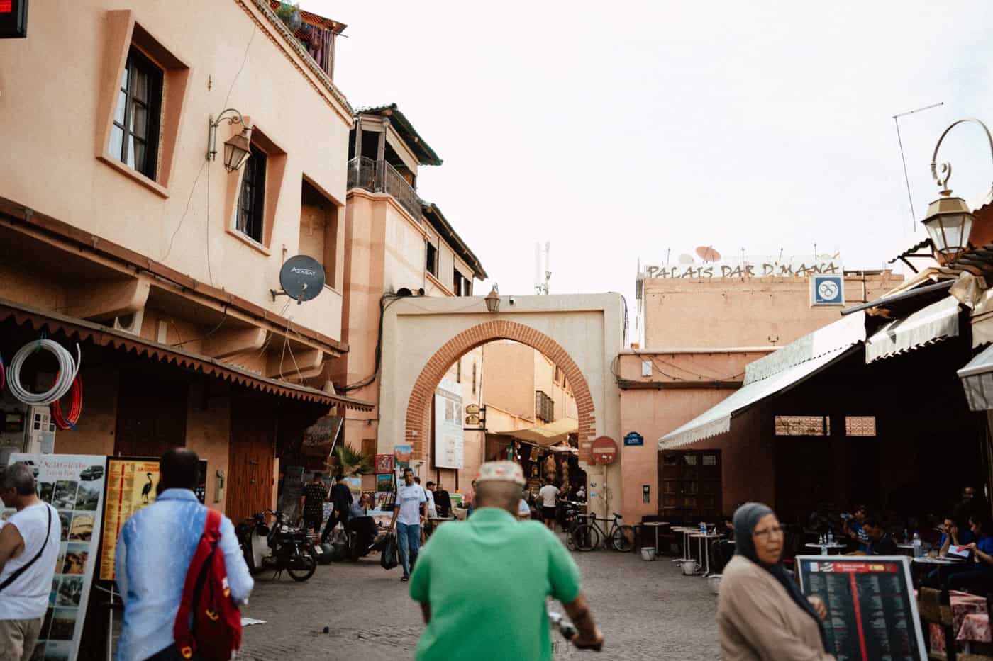 Lumière dorée de mariage dans la médina de Marrakech